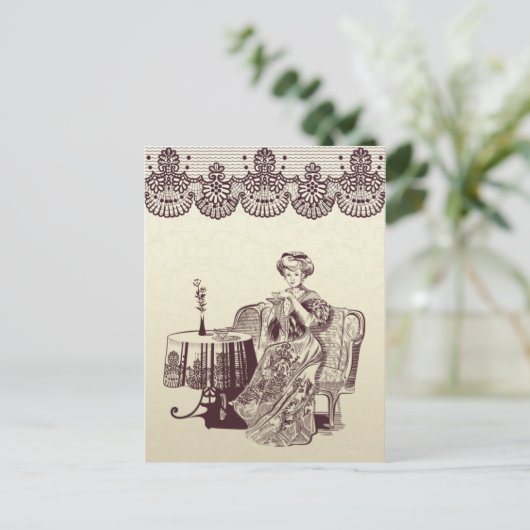 Carte Postale dame boit du thé (Debout devant)