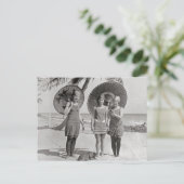 Carte Postale Dames à la plage, 1920 (Debout devant)