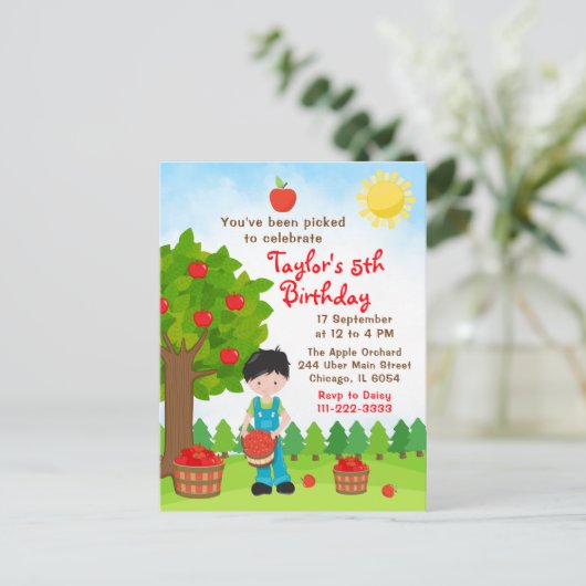 Carte postale d'anniversaire avec un garçon aux ch (Debout devant)