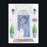 Carte postale d'annonce de déménagement de Samoyed<br><div class="desc">Annoncez votre nouvelle adresse avec notre annonce élégante mettant en vedette un Samoyed,  une porte d'entrée bleue,  un paillasson,  un panneau d'ardoise,  des topiaires et une couronne de fleurs sur un fond de briques grises.</div>