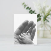 Carte Postale Dans la main de papa (Debout devant)