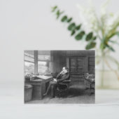 Carte Postale Dans l'étude de Charles Dickens (Debout devant)