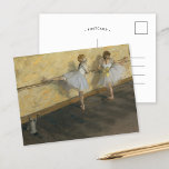 Carte Postale Danseurs Pratiquer au Barre | Edgar Degas<br><div class="desc">Danseurs Pratiquant au Barre (1877) par l'impressionniste français Edgar Degas. Degas est célèbre pour ses dessins pastel et ses peintures à l'huile. Il était un maître dans la représentation du mouvement, comme on peut le voir dans ses nombreuses oeuvres de danseurs de ballet. Utilisez les outils de conception pour ajouter...</div>