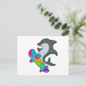 Carte Postale Dauphin en patineur avec planche à roulettes (Debout devant)
