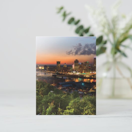 Carte Postale day-to-night-pgh-web.jpg (Debout devant)