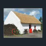 Carte postale de chalet à chaume irlandaise<br><div class="desc">Chalet Irish Bog Village à la chaume Irlande</div>