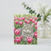 Carte postale de chat gris mignon dans les tulipes (Debout devant)