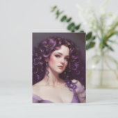 Carte postale de femme aux cheveux violets bouclés (Debout devant)