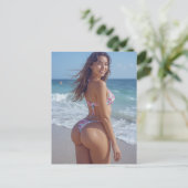 Carte postale de fille de plage en bikini avec un  (Debout devant)