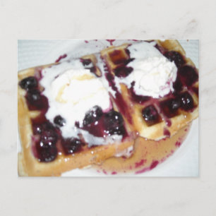 Carte postale de gaufres aux myrtilles avec crème