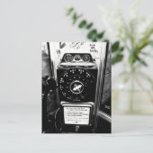 Carte postale de la cabine téléphonique vintage (Debout devant)