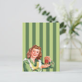 Carte postale de la femme de la maison heureuse (Debout devant)