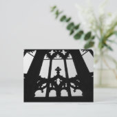 Carte postale de la fenêtre de l'église gothique (Debout devant)