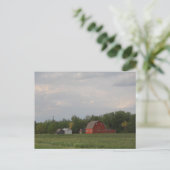Carte postale de la grange rouge (Debout devant)