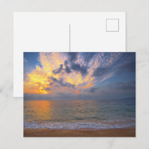 Carte postale de la plage au coucher de soleil dor