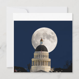 Carte postale de la pleine lune derrière le bâtime