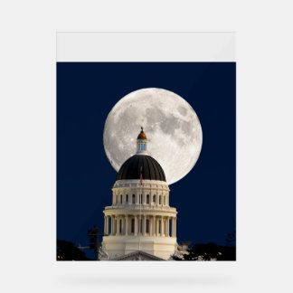 Carte postale de la pleine lune derrière le bâtime
