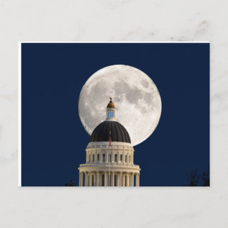 Carte postale de la pleine lune derrière le bâtime