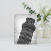 Carte postale de la Tour penchée de Pise en noir e (Debout devant)