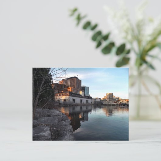 Carte Postale De l'ancien au nouveau - Bâtiments riverains Hull  (Debout devant)