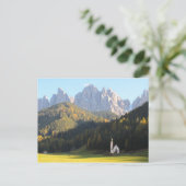 Carte postale de l'église avec Dolomites mountain  (Debout devant)