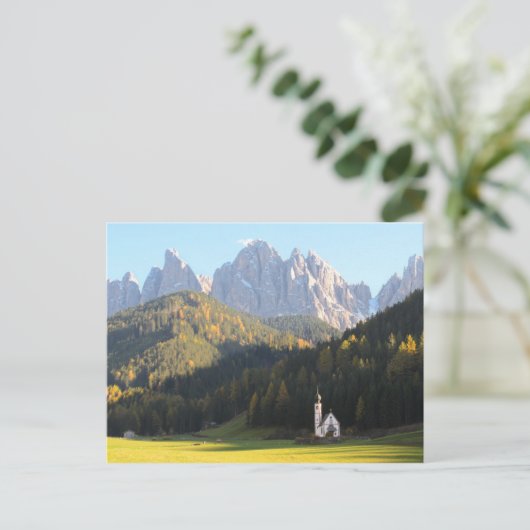 Carte postale de l'église avec Dolomites mountain  (Debout devant)