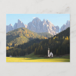 Carte postale de l'église avec Dolomites mountain 