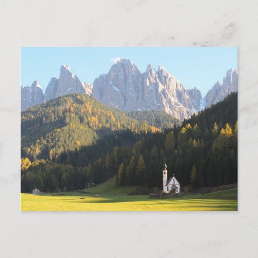 Carte postale de l'église avec Dolomites mountain  (Devant)