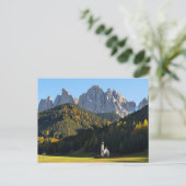 Carte postale de l'église avec les Dolomites (Debout devant)