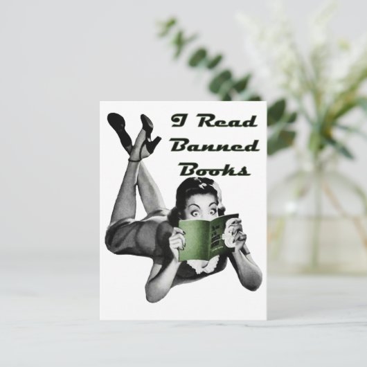 Carte postale de livres interdits (Debout devant)