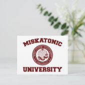 Carte postale de l'université Miskatonic (Debout devant)
