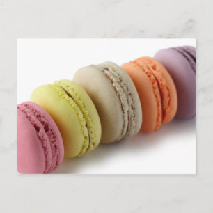 Carte postale de macarons macaron à arc-en-ciel co