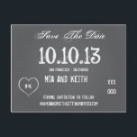 Carte postale de mariage à la craie 'Save The Date<br><div class="desc">Voici un design graphique amusant qui présente un fond de tableau noir à la craie noir et gris. Idéal pour les 'Save The Date', les rappels, les invitations, les rendez-vous, les publipostages et plus encore. Utilisez ceci pour les mariages, les fiançailles, les remises de diplômes, les collectes de fonds, les...</div>