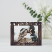 Carte postale de mariage en bois rustique avec pho (Debout devant)