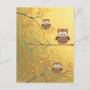 Carte Postale De mignons hiboux perchés sur une branche