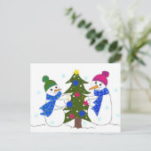 Carte Postale De mignons Snowmen décorent un arbre (Debout devant)