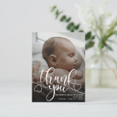 Carte postale de naissance de bébé avec un script  (Debout devant)