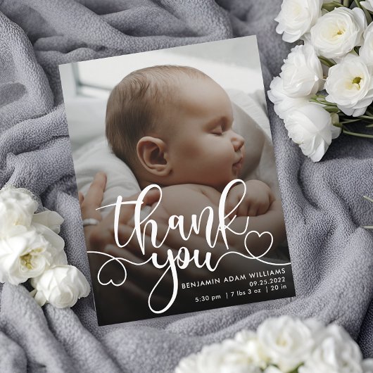 Carte postale de naissance de bébé avec un script 