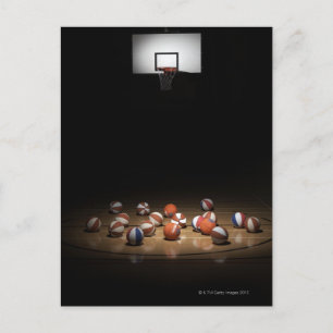 Carte Postale De nombreuses boules de basket reposent sur le sol