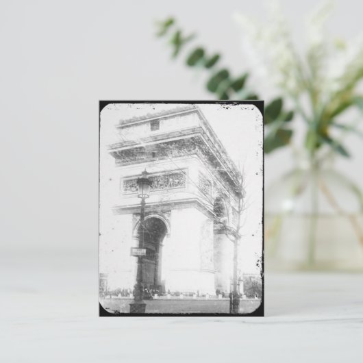Carte postale de Paris, Arc de Triomphe, N&B (Debout devant)