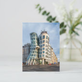 Carte postale de Prague : La Maison de la Danse (Debout devant)