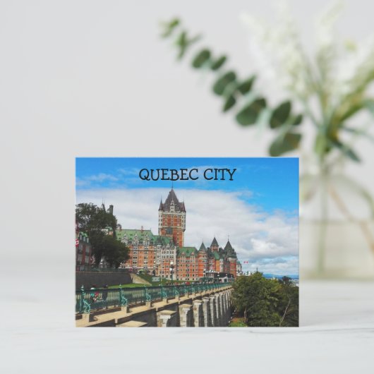CARTE POSTALE DE QUÉBEC (Debout devant)