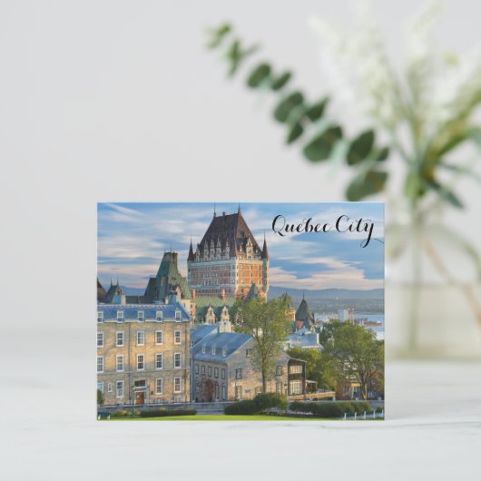 CARTE POSTALE DE QUÉBEC (Debout devant)