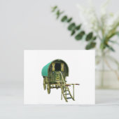 carte postale de roulotte gitane à toit cintré (Debout devant)