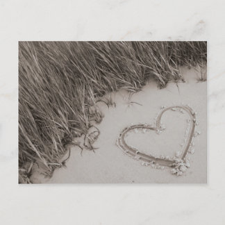 Carte postale de sépia de coeur de plage
