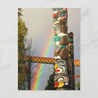 Carte postale de totem d'arc-en-ciel