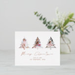 Carte Postale De Vacances En Aluminium 3 Formes d'arbre Photos Joyeux Noël Luxe<br><div class="desc">3 Photos En Forme D'Arbre Joyeux Noël. Joyeux Noël est dans un script stylé. L'écriture à l'avant est en véritable feuille pour une touche d'élégance supplémentaire. Remplacez facilement l'échantillon de trois images par la vôtre et personnalisez avec vos noms sur le devant.</div>