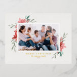 Carte Postale De Vacances En Aluminium Aquarelle vintage Rouge Poinsettia Photo de Noël<br><div class="desc">Joyeux Noël! Envoyez vos souhaits de vacances et vos salutations avec cette carte postale de Noël élégante en feuille d'or. Il présente des illustrations aquarelle de poinsettia rouge avec verdure. Personnalisez cette carte postale florale de Noël en ajoutant votre photo préférée, votre salutation, vos noms et d'autres détails. Les textes...</div>