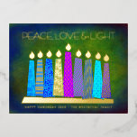 Carte Postale De Vacances En Aluminium Blue Hanoukka bougies Paix Amour Lumière Véritable<br><div class="desc">"Paix, amour et lumière." Une illustration ludique, moderne et artistique de bougies motifs de saumons dans une menorah vous aide à inaugurer les vacances de Hanoukka. Des bougies bleues assorties de motifs de fausse feuille colorés recouvrent un arrière - plan texturé vert profond et riche. Au verso, tapez votre copie...</div>