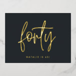 Carte Postale De Vacances En Aluminium Feuille de 40e anniversaire moderne élégant script<br><div class="desc">Moderne feuille de 40e anniversaire élégant script or & géométrique invitation de 40e anniversaire. Motif de arrière géométrique moderne. Partie d'une collection.</div>